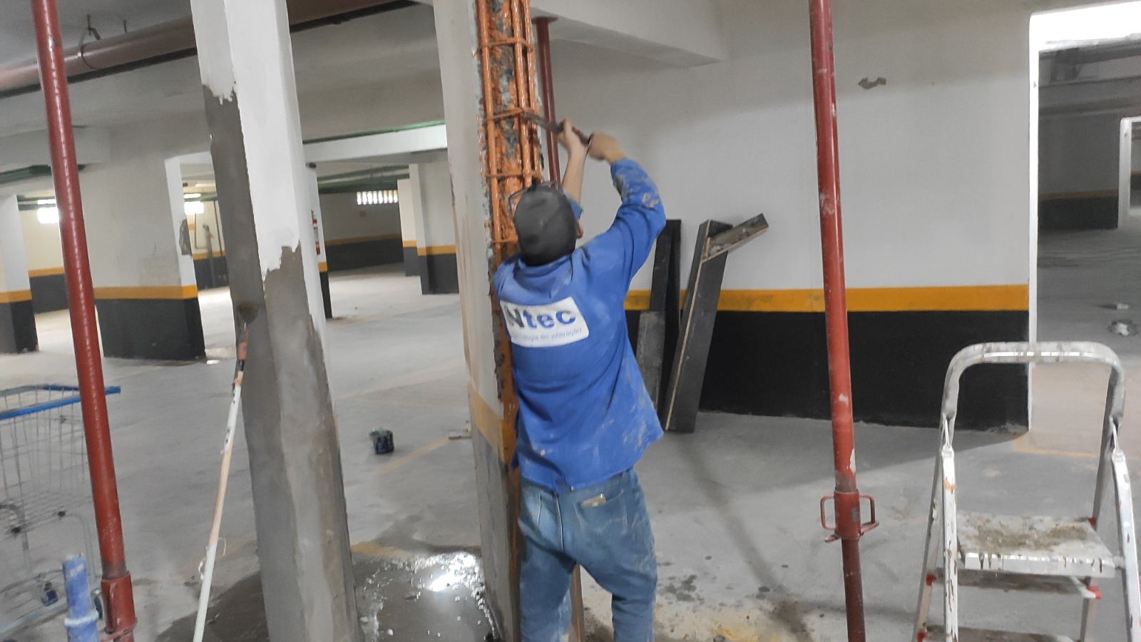 Equipe Ntec executando reparo estrutural em pilar de garagem